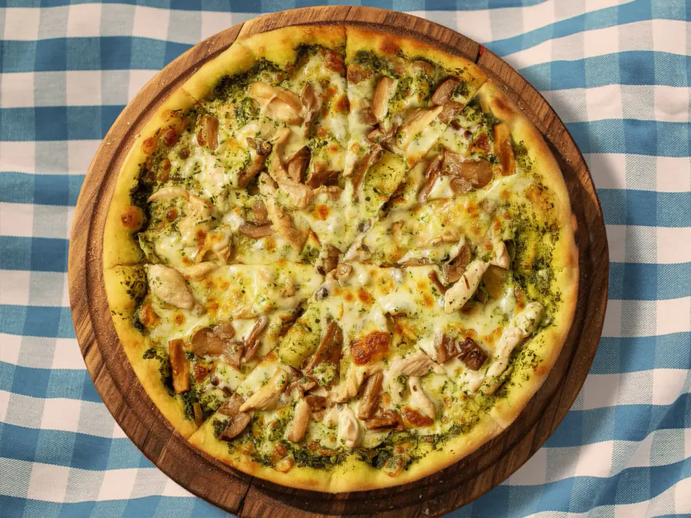 Пицца с курицей и грибами